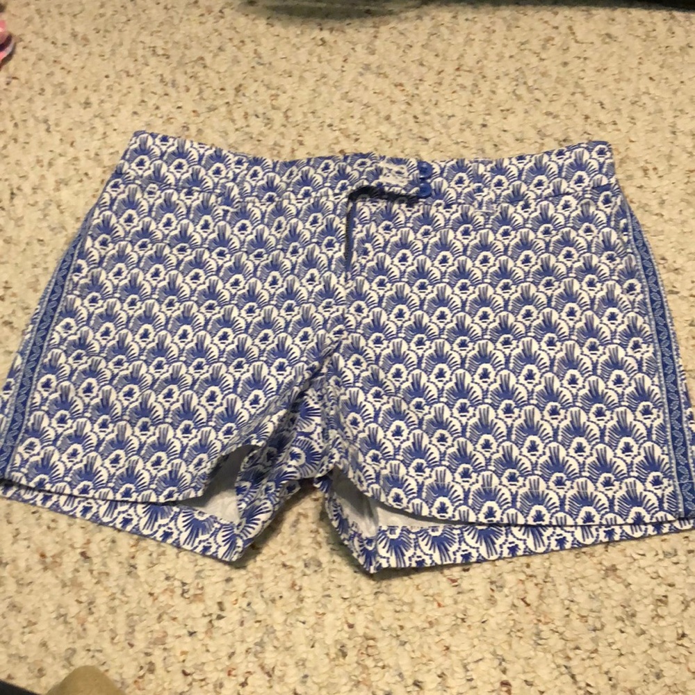 Vineyard Vines 3.5” blue and white pattern shorts